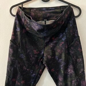 Lululemon Floral Patterned Leggings Size 6 Pockets 3/4 length